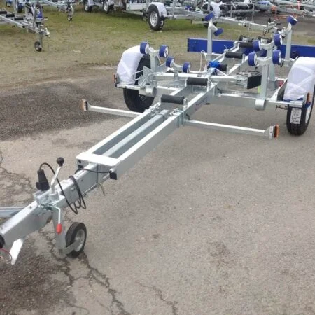 Porte Bateau – Chemin DE Rouleau Cerntral Cassante – SW845 – Ptac : 1300KG – 1 Essieu FreinÉ