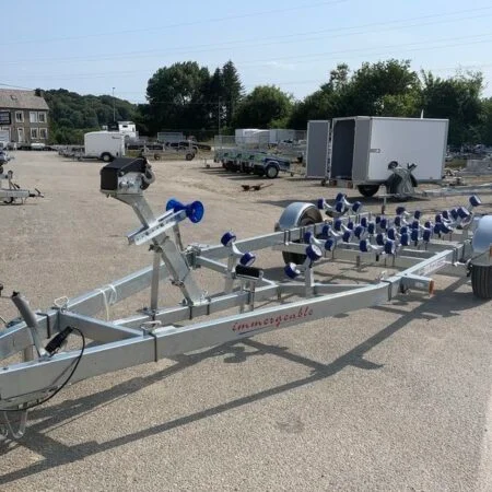 Porte Bateau Immergeable Sun Way – D2418 – Ptac : 1800KG – Kit Rouleaux – 1 Essieu FreinÉ